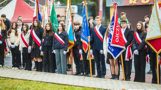 Obchody 107. rocznicy odzyskania przez Polskę niepodległości zdjęcie przedstawia osoby podczas uroczystości 11. listopada 2025