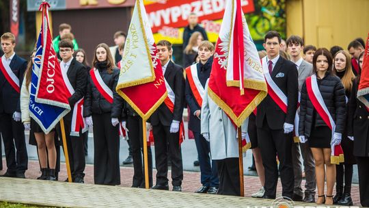 Obchody 107. rocznicy odzyskania przez Polskę niepodległości zdjęcie przedstawia osoby podczas uroczystości 11. listopada 2025
