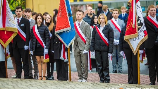 Obchody 107. rocznicy odzyskania przez Polskę niepodległości zdjęcie przedstawia osoby podczas uroczystości 11. listopada 2025