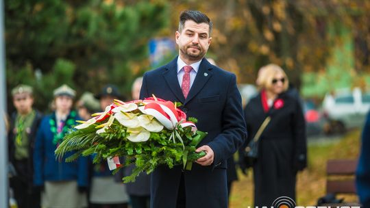 Obchody 107. rocznicy odzyskania przez Polskę niepodległości zdjęcie przedstawia osoby podczas uroczystości 11. listopada 2025