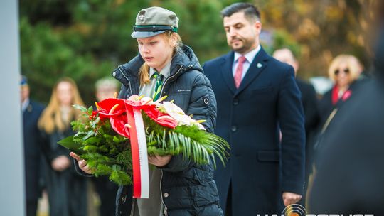 Obchody 107. rocznicy odzyskania przez Polskę niepodległości zdjęcie przedstawia osoby podczas uroczystości 11. listopada 2025