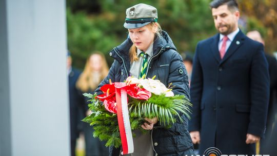 Obchody 107. rocznicy odzyskania przez Polskę niepodległości zdjęcie przedstawia osoby podczas uroczystości 11. listopada 2025