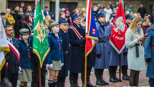 Obchody 107. rocznicy odzyskania przez Polskę niepodległości zdjęcie przedstawia osoby podczas uroczystości 11. listopada 2025