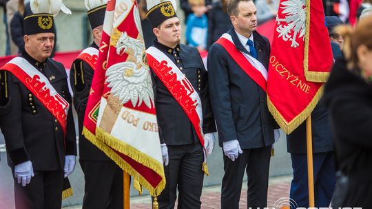 Obchody 107. rocznicy odzyskania przez Polskę niepodległości zdjęcie przedstawia osoby podczas uroczystości 11. listopada 2025