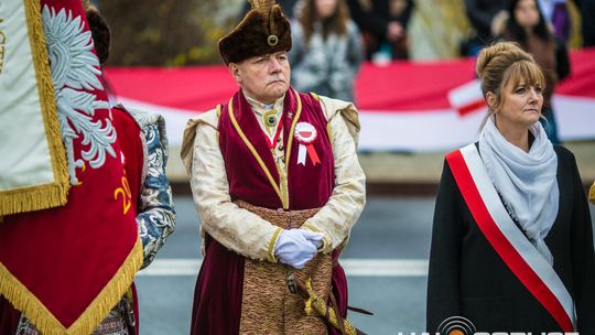 Obchody 107. rocznicy odzyskania przez Polskę niepodległości zdjęcie przedstawia osoby podczas uroczystości 11. listopada 2025