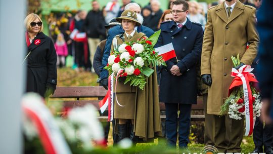 Obchody 107. rocznicy odzyskania przez Polskę niepodległości zdjęcie przedstawia osoby podczas uroczystości 11. listopada 2025
