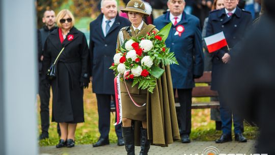 Obchody 107. rocznicy odzyskania przez Polskę niepodległości zdjęcie przedstawia osoby podczas uroczystości 11. listopada 2025