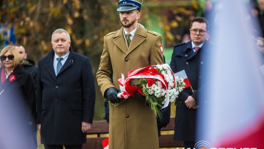 Obchody 107. rocznicy odzyskania przez Polskę niepodległości zdjęcie przedstawia osoby podczas uroczystości 11. listopada 2025