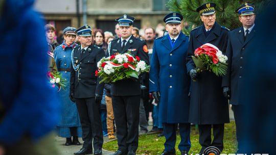 Obchody 107. rocznicy odzyskania przez Polskę niepodległości zdjęcie przedstawia osoby podczas uroczystości 11. listopada 2025