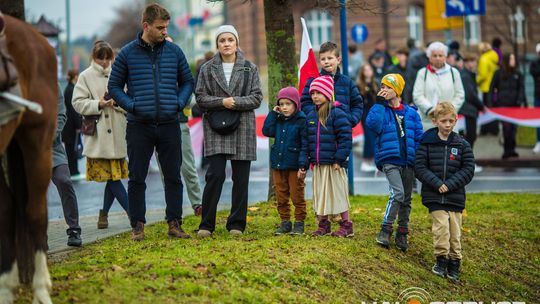 Obchody 107. rocznicy odzyskania przez Polskę niepodległości zdjęcie przedstawia osoby podczas uroczystości 11. listopada 2025