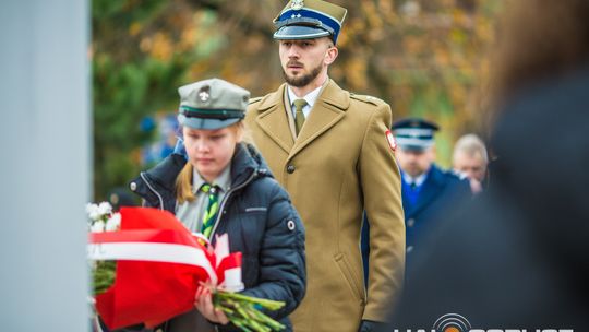 Obchody 107. rocznicy odzyskania przez Polskę niepodległości zdjęcie przedstawia osoby podczas uroczystości 11. listopada 2025