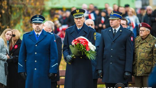 Obchody 107. rocznicy odzyskania przez Polskę niepodległości zdjęcie przedstawia osoby podczas uroczystości 11. listopada 2025