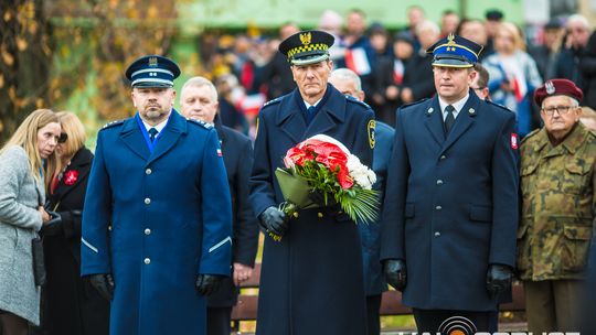 Obchody 107. rocznicy odzyskania przez Polskę niepodległości zdjęcie przedstawia osoby podczas uroczystości 11. listopada 2025