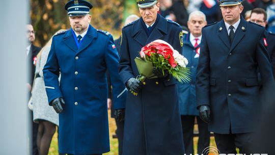 Obchody 107. rocznicy odzyskania przez Polskę niepodległości zdjęcie przedstawia osoby podczas uroczystości 11. listopada 2025