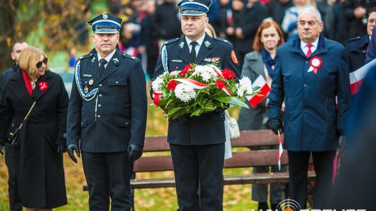 Obchody 107. rocznicy odzyskania przez Polskę niepodległości zdjęcie przedstawia osoby podczas uroczystości 11. listopada 2025