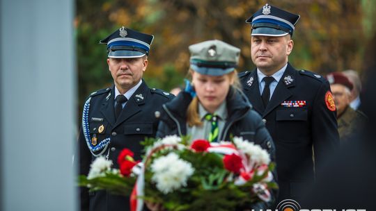 Obchody 107. rocznicy odzyskania przez Polskę niepodległości zdjęcie przedstawia osoby podczas uroczystości 11. listopada 2025