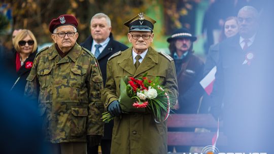 Obchody 107. rocznicy odzyskania przez Polskę niepodległości zdjęcie przedstawia osoby podczas uroczystości 11. listopada 2025