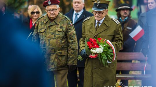 Obchody 107. rocznicy odzyskania przez Polskę niepodległości zdjęcie przedstawia osoby podczas uroczystości 11. listopada 2025