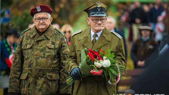 Obchody 107. rocznicy odzyskania przez Polskę niepodległości zdjęcie przedstawia osoby podczas uroczystości 11. listopada 2025