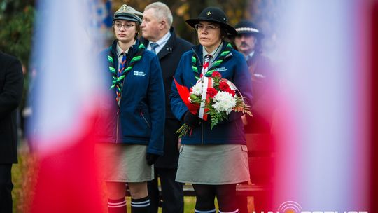 Obchody 107. rocznicy odzyskania przez Polskę niepodległości zdjęcie przedstawia osoby podczas uroczystości 11. listopada 2025