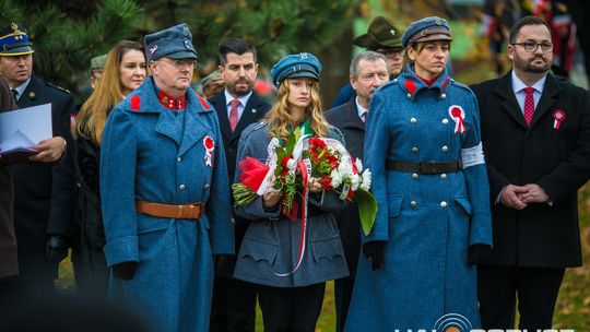 Obchody 107. rocznicy odzyskania przez Polskę niepodległości zdjęcie przedstawia osoby podczas uroczystości 11. listopada 2025