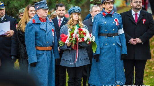 Obchody 107. rocznicy odzyskania przez Polskę niepodległości zdjęcie przedstawia osoby podczas uroczystości 11. listopada 2025