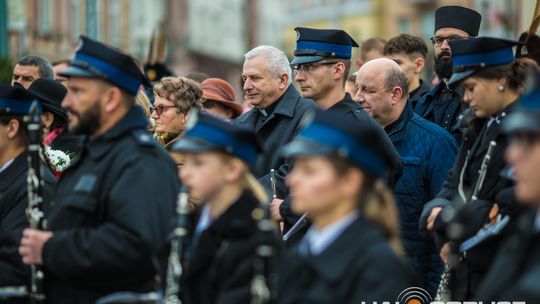 Obchody 107. rocznicy odzyskania przez Polskę niepodległości zdjęcie przedstawia osoby podczas uroczystości 11. listopada 2025