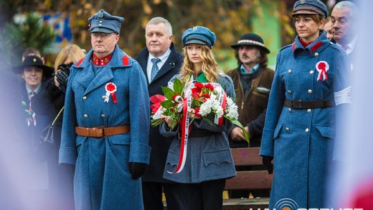 Obchody 107. rocznicy odzyskania przez Polskę niepodległości zdjęcie przedstawia osoby podczas uroczystości 11. listopada 2025