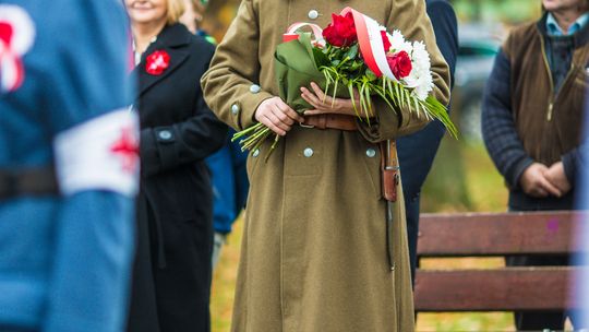 Obchody 107. rocznicy odzyskania przez Polskę niepodległości zdjęcie przedstawia osoby podczas uroczystości 11. listopada 2025