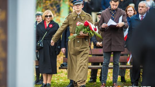 Obchody 107. rocznicy odzyskania przez Polskę niepodległości zdjęcie przedstawia osoby podczas uroczystości 11. listopada 2025