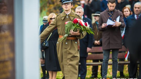 Obchody 107. rocznicy odzyskania przez Polskę niepodległości zdjęcie przedstawia osoby podczas uroczystości 11. listopada 2025
