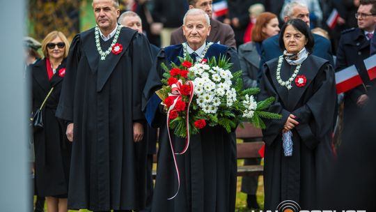 Obchody 107. rocznicy odzyskania przez Polskę niepodległości zdjęcie przedstawia osoby podczas uroczystości 11. listopada 2025