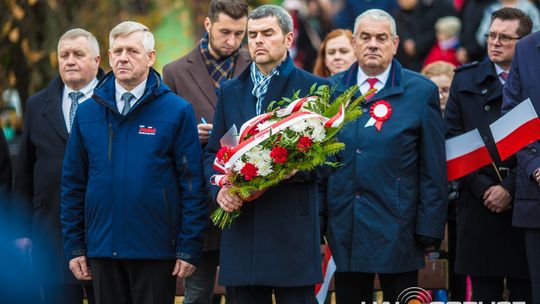 Obchody 107. rocznicy odzyskania przez Polskę niepodległości zdjęcie przedstawia osoby podczas uroczystości 11. listopada 2025