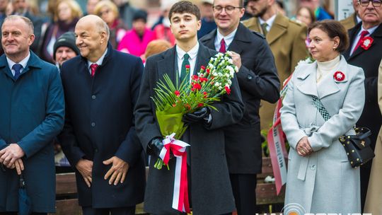 Obchody 107. rocznicy odzyskania przez Polskę niepodległości zdjęcie przedstawia osoby podczas uroczystości 11. listopada 2025