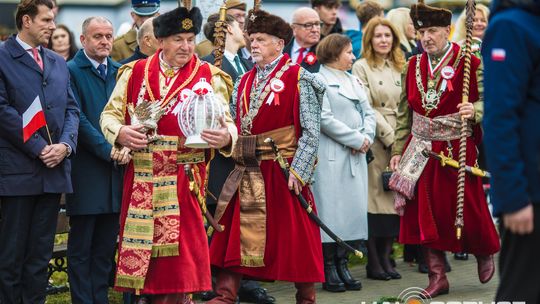 Obchody 107. rocznicy odzyskania przez Polskę niepodległości zdjęcie przedstawia osoby podczas uroczystości 11. listopada 2025