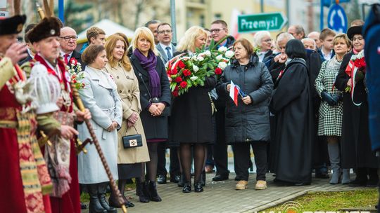 Obchody 107. rocznicy odzyskania przez Polskę niepodległości zdjęcie przedstawia osoby podczas uroczystości 11. listopada 2025