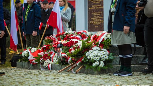 Obchody 107. rocznicy odzyskania przez Polskę niepodległości zdjęcie przedstawia osoby podczas uroczystości 11. listopada 2025