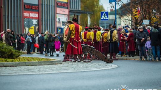 Obchody 107. rocznicy odzyskania przez Polskę niepodległości zdjęcie przedstawia osoby podczas uroczystości 11. listopada 2025
