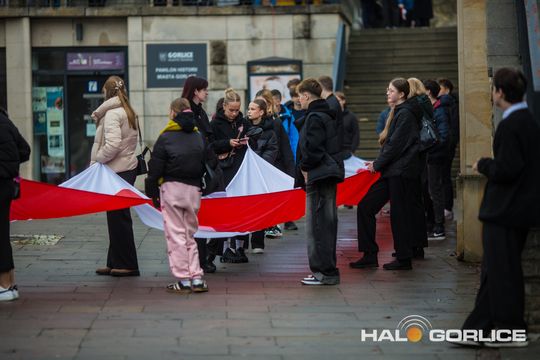 zdjęcie przedstawia osoby podczas uroczystości 11. listopada 2025