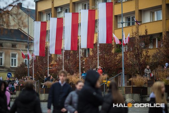 zdjęcie przedstawia osoby podczas uroczystości 11. listopada 2025