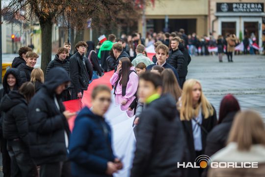 zdjęcie przedstawia osoby podczas uroczystości 11. listopada 2025