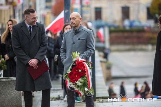 zdjęcie przedstawia osoby podczas uroczystości 11. listopada 2025