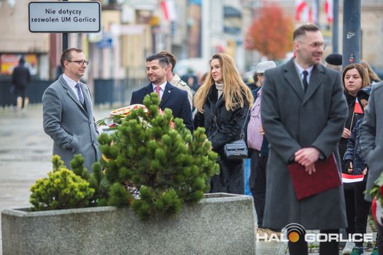 zdjęcie przedstawia osoby podczas uroczystości 11. listopada 2025