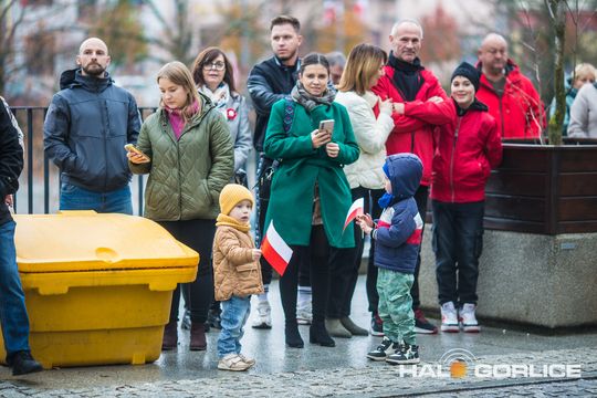 zdjęcie przedstawia osoby podczas uroczystości 11. listopada 2025