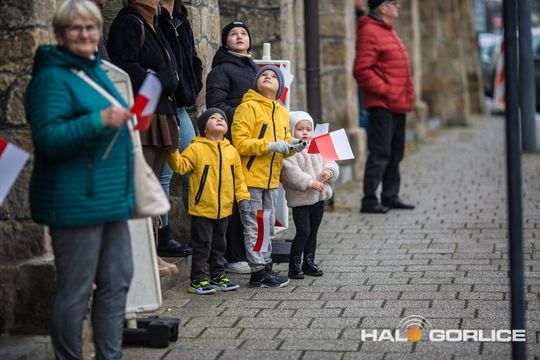 zdjęcie przedstawia osoby podczas uroczystości 11. listopada 2025