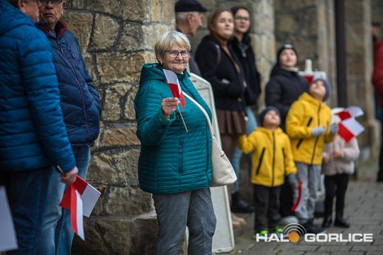 zdjęcie przedstawia osoby podczas uroczystości 11. listopada 2025