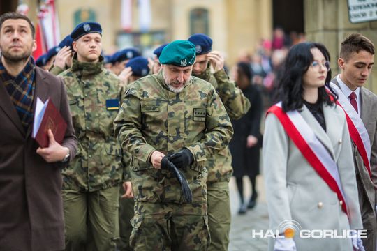 zdjęcie przedstawia osoby podczas uroczystości 11. listopada 2025