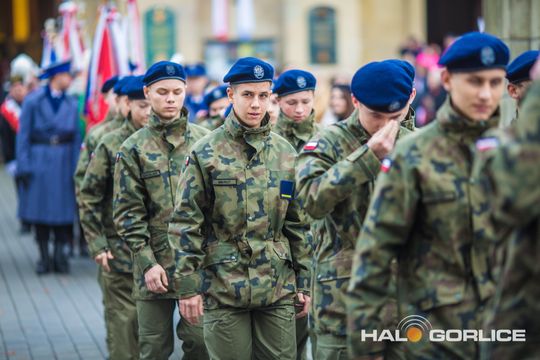 zdjęcie przedstawia osoby podczas uroczystości 11. listopada 2025
