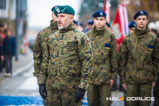 zdjęcie przedstawia osoby podczas uroczystości 11. listopada 2025