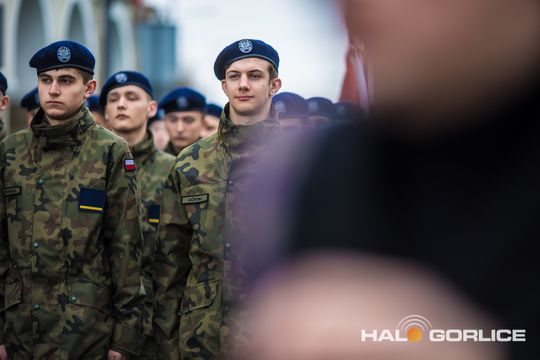 zdjęcie przedstawia osoby podczas uroczystości 11. listopada 2025